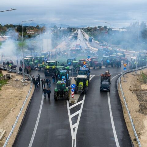 Κλιμακώνονται οι κινητοποιήσεις των αγροτών: Χιλιάδες τρακτέρ σε τελωνεία και οδικούς άξονες - Τα σημεία αποκλεισμού σε όλη την Ελλάδα