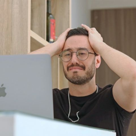 Άτομο που κοιτά με θλίψη και οργή οθόνη λάπτοπ