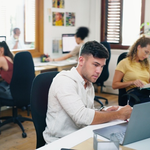 Νέοι σε κοινό χώρο εργασίας