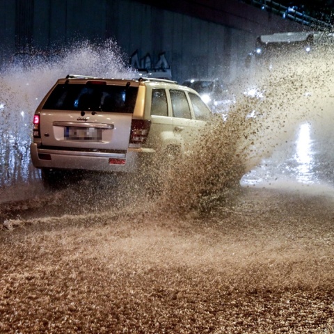 Αυτοκίνητο σε πλημμυρισμένο δρόμο