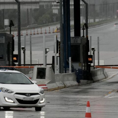 Θεσσαλονίκη: Η Τροχαία συνέλαβε με την αυτόφωρη διαδικασία 62χρονο οδηγό φορτηγού με επικαθήμενο, ο οποίος εντοπίστηκε να κινείται στο αντίθετο ρεύμα