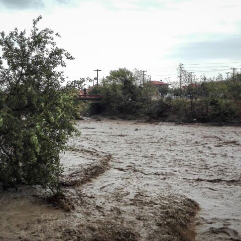 Κακοκαιρία Byron: Η Πολιτική Προστασία έστειλε μήνυμα στους κατοίκους του οικισμού Υπέρεια να απομακρυνθούν προς τα Φάρσαλα, καθώς ο ποταμός Ενιπέας υπερχείλισε