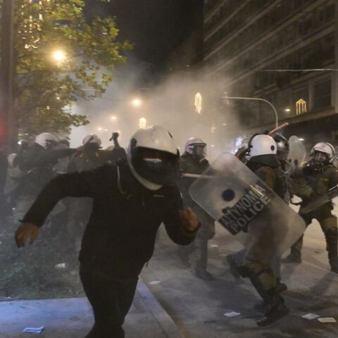 Η Ελληνική Αστυνομία ανακοίνωσε 19 συλλήψεις και 54 προσαγωγές κατά τα επεισόδια στο κέντρο της Αθήνας μετά την πορεία στη μνήμη Γρηγορόπουλου.