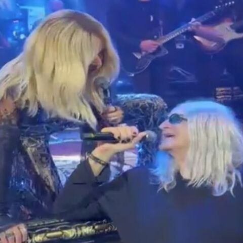 Ο Νίκος Καρβέλας τραγουδά μαζί με την Άννα Βίσση