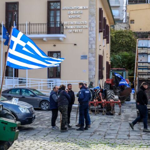 Αγρότες έξω από το κτίριο της Αποκεντρωμένης Διοίκησης Κρήτης στο Ηράκλειο