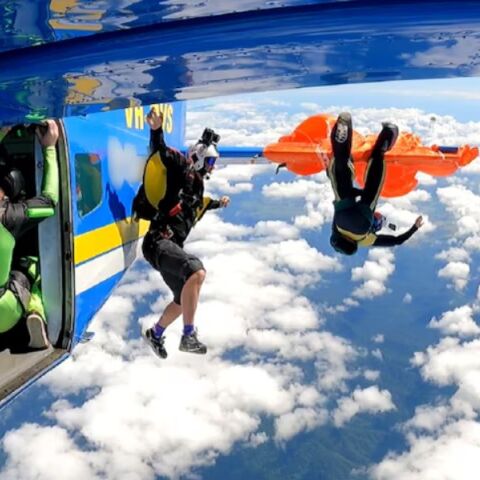 Skydiver στην Αυστραλία γλίτωσε από βέβαιο θάνατο όταν το αλεξίπτωτό του μπλέχτηκε στο φτερό του αεροπλάνου - Πώς κατάφερε να προσγειωθεί με ασφάλεια. 