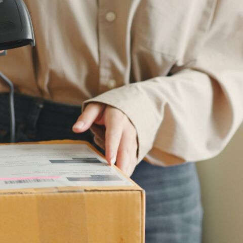 Η ΕΕ θεσπίζει δασμό 3€ σε μικρά δέματα κάτω των 150€ από το 2026, για να περιορίσει αθέμιτο ανταγωνισμό, απάτη και κινδύνους για τους καταναλωτές.