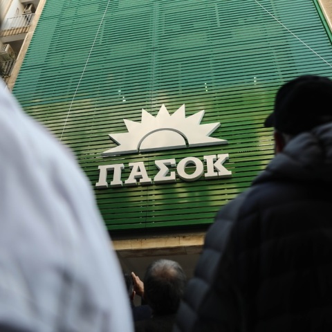 ΠΑΣΟΚ: Ο Ανδρέας Σπυρόπουλος ζητά την απομάκρυνση του Γιώργου Λαμπράκη, ο οποίος συνελήφθη στο πλαίσιο της έρευνας για τις παράνομες επιδοτήσεις του ΟΠΕΚΕΠΕ.