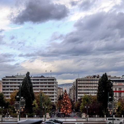 Συννεφιασμένος ουρανός πάνω από την Αθήνα