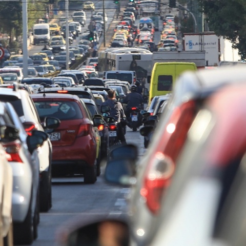 Αυτοκίνητα κολλημένα στην κίνηση