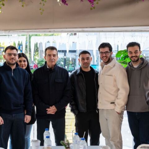 Συνάντηση Μιχάλη Χρυσοχοΐδη με νέους Ρομά στην Αγία Βαρβάρα - Κάλεσμα για ενεργό ρόλο στην ενίσχυση της κοινωνικής συμβίωσης και της ασφάλειας στη Δυτική Αττική