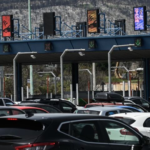 Διακοπή κυκλοφορίας στα διόδια Αφιδνών - Φωτιά σε φορτηγό στο ρεύμα προς Αθήνα