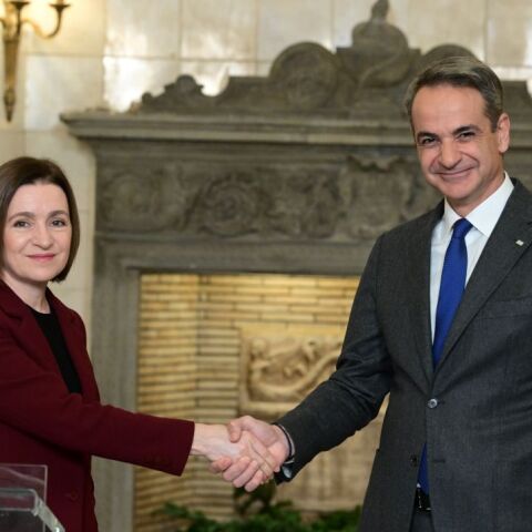 Κυριάκος Μητσοτάκης και Μάια Σαντού κάνουν χειραψία στο Μέγαρο Μαξίμου