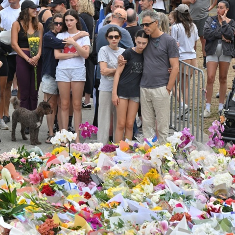 Λουλούδια και σημειώματα στο σημείο της τρομοκρατικής επίθεσης στην παραλία Μπόνταϊ του Σίδνεϊ