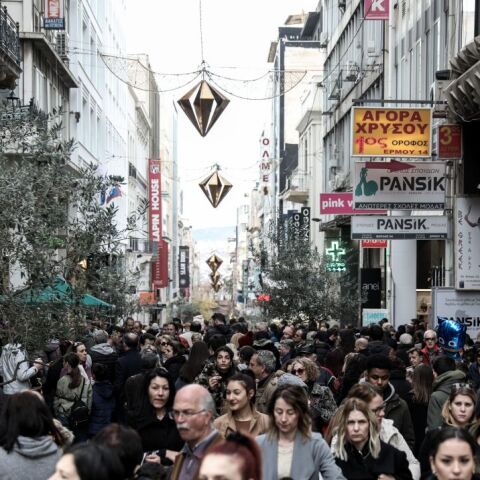 Πλήθος στη γιορτινή οδό Ερμού