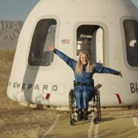 Η Γερμανίδα μηχανικός Μικαέλα Μπέντχαους πραγματοποίησε ιστορική πτήση με τη Blue Origin - Έγινε η πρώτη χρήστρια αναπηρικού αμαξιδίου που ταξιδεύει στο διάστημα