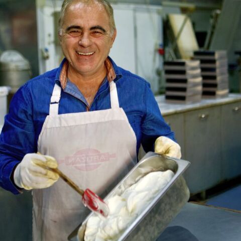 Στο ζαχαροπλαστείο Δάγκος στην Κερκίνη για το βουβαλίσιο παγωτό και τα φημισμένα του μελομακάρονα