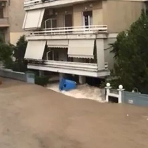 Άλιμος: Μαντρότοιχος κατέρρευσε μέσα σε λίγα λεπτά λόγω της χθεσινής κακοκαιρίας - Ακόμα βγάζουν νερά