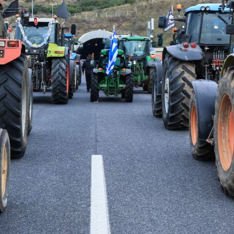 Επί ποδός και πάλι οι αγρότες: Πού υπάρχουν τώρα μπλόκα - Έκλεισαν στις 12 τα Μάλγαρα προς Αθήνα 