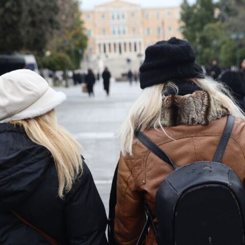 Με κρύο και ισχυρούς ανέμους ο καιρός σήμερα - Σε ποιες περιοχές θα βρέξει