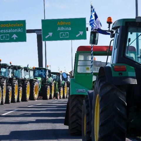 Ξανά στα μπλόκα οι αγρότες: Κόβεται στα δύο η χώρα τη Δευτέρα 