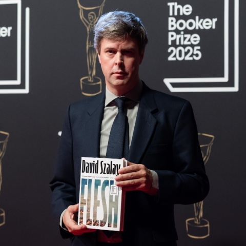 Ο David Szalay κέρδισε το βραβείο Booker 2025 για το «Flesh» 