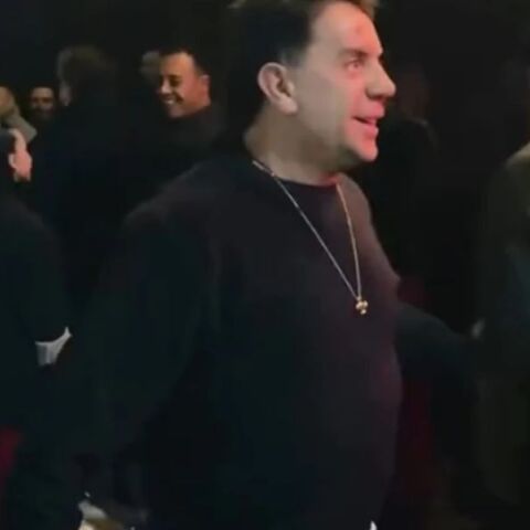 O Γιώργος Μαζωνάκης βγήκε έξω από το νυχτερινό κέντρο όπου τραγουδά για να χαιρετήσει τους θαυμαστές του