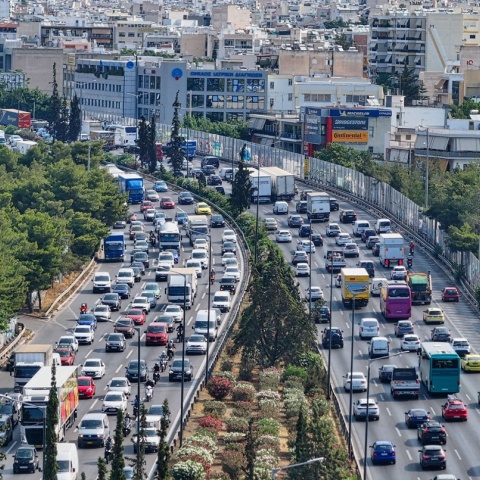 Αυτοκίνητα κολλημένα στην κίνηση