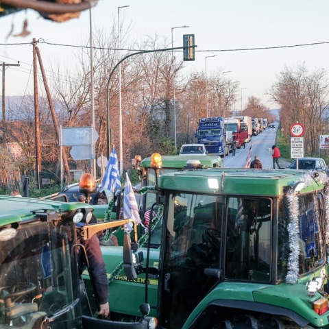 Αγρότες στον δρόμο Λάρισας - Βόλου