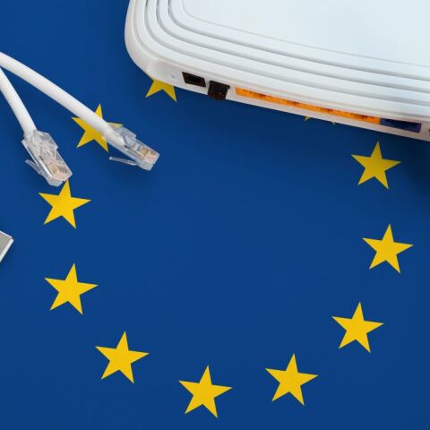 Ένα ρούτερ και μια ευρωπαϊκή σημαία