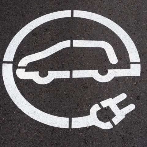 Σήμα ηλεκτροκίνητου αυτοκινήτου σε πάρκινγκ