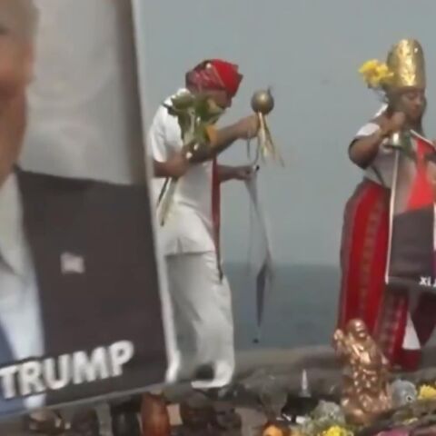 Σαμάνοι σε παραλία του Περού, που κάνουν τελετή πρόβλεψης για το 2026