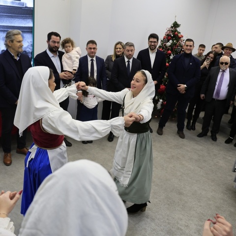 Στη Χαριλάου Τρικούπη άκουσε τα κάλαντα ο Νίκος Ανδρουλάκης - Η ευχή του για το 2026