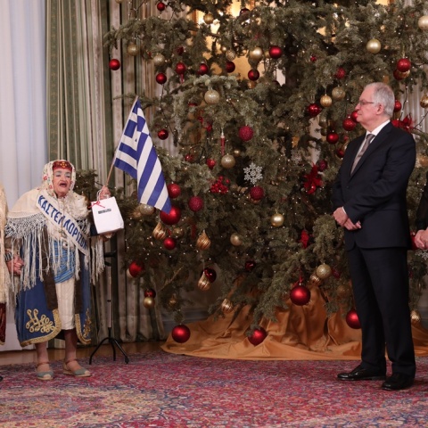 Τα κάλαντα της Πρωτοχρονιάς στον Κωνσταντίνο Τασούλα από την μπάντα των Ενόπλων Δυνάμεων και συλλόγους