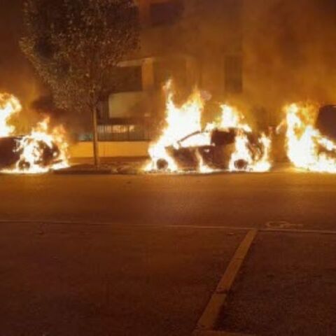 Αμάξια που φλέγονται στο Παρίσι