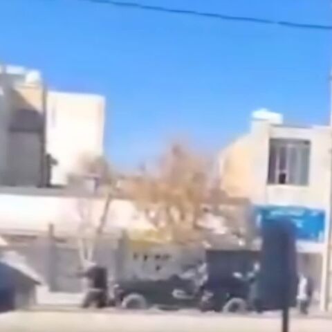 Απόσπασμα από βίντεο με δυνάμεις καταστολής στο Ιραν να υποχωρούν πυροβολώντας