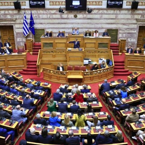 Οι ακροκεντρώοι και ο καταραμένος όφις