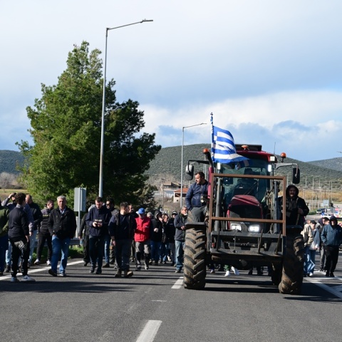 Αγρότες κλείνουν δρόμους
