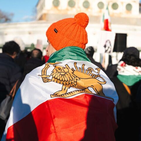 Ιρανός διαδηλωτής της αντιπολίτευσης στο εξωτερικό