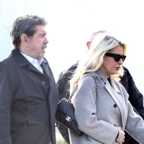 Ελένη Μενεγάκη και Γιάννης Λάτσιος μαζί στη Ριτσώνα για το «αντίο» στον Γιώργο Παπαδάκη