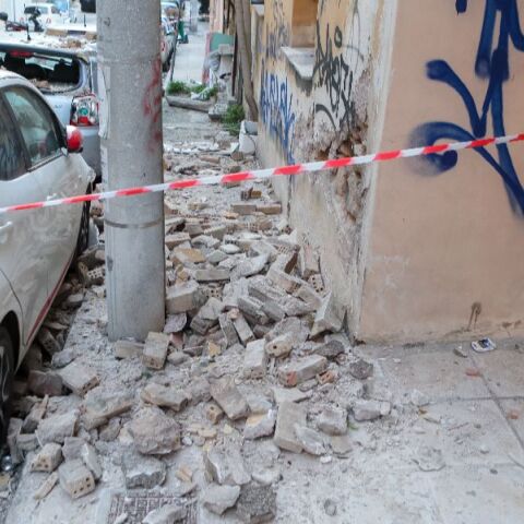 Νέος Κόσμος: Μπαλκόνι κατέρρευσε πάνω σε σταθμευμένα αυτοκίνητα