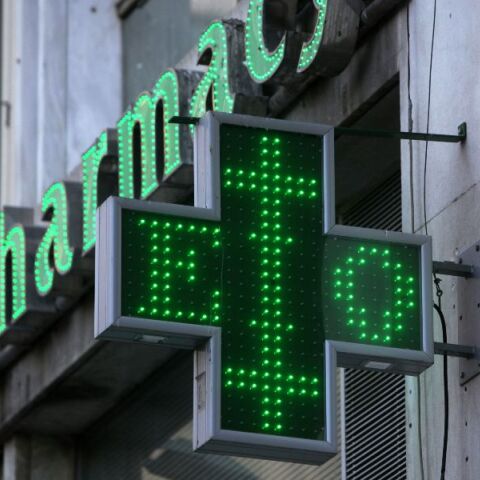 Σταυρός φαρμακείου έπεσε πάνω σε 16χρονη στην Πατησίων - Μεταφέρθηκε στο νοσοκομείο