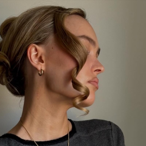 Milk Tea Hair: Αυτή είναι η απόχρωση μαλλιών που δείχνει το πρόσωπο