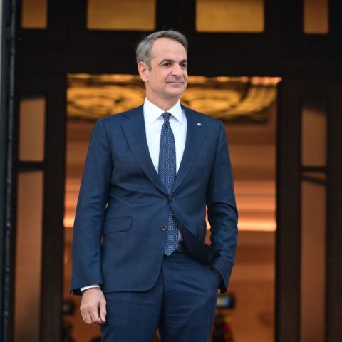 Ο πρωθυπουργός Κυριάκος Μητσοτάκης έξω από το Μέγαρο Μαξίμου