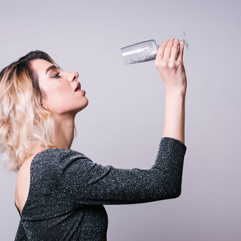 Πότε το «ένα ποτηράκι» γίνεται αλκοολισμός: Τα 10 σημάδια που πρέπει να προσέξεις