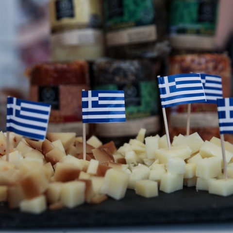 Ελληνικές σημαίες πάνω σε κομματάκια τυρί