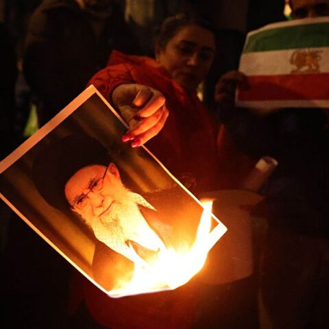 Σκηνές χάους στο Ιράν - Πόσο κοντά είναι η στρατιωτική επέμβαση των ΗΠΑ;