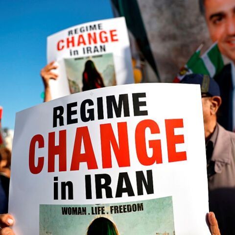 Οπαδοί του Σάχη διαδηλώνουν για πολιτική αλλαγή στο εξωτερικό