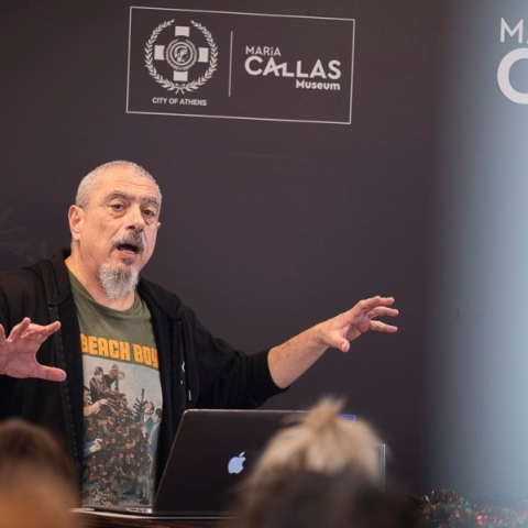 Ο Γιώργος Φλωράκης παρουσιάζει τα «Τραγούδια από τον Τρίτο Όροφο», μια σειρά πρωτότυπων live music sessions στο Μουσείο Μαρία Κάλλας με ζωντανό διάλογο.