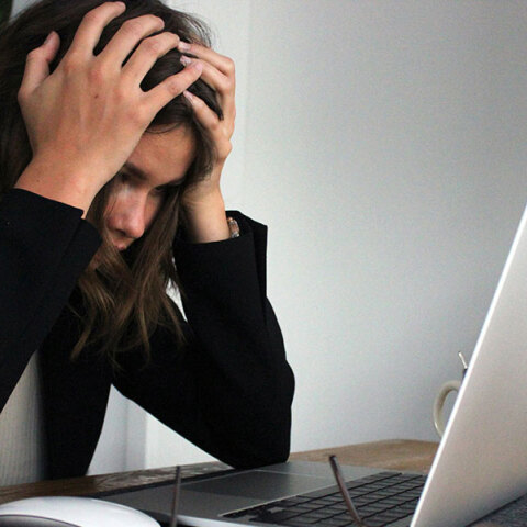 Γιατί τόσοι άνθρωποι νιώθουν επαγγελματικά εξουθενωμένοι;